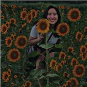 Soy una estudiante de informática que está apacionada pel el conocimiento y el aprendizaje. Doy clases a niñas y niños des de los 7 años hasta ESO.